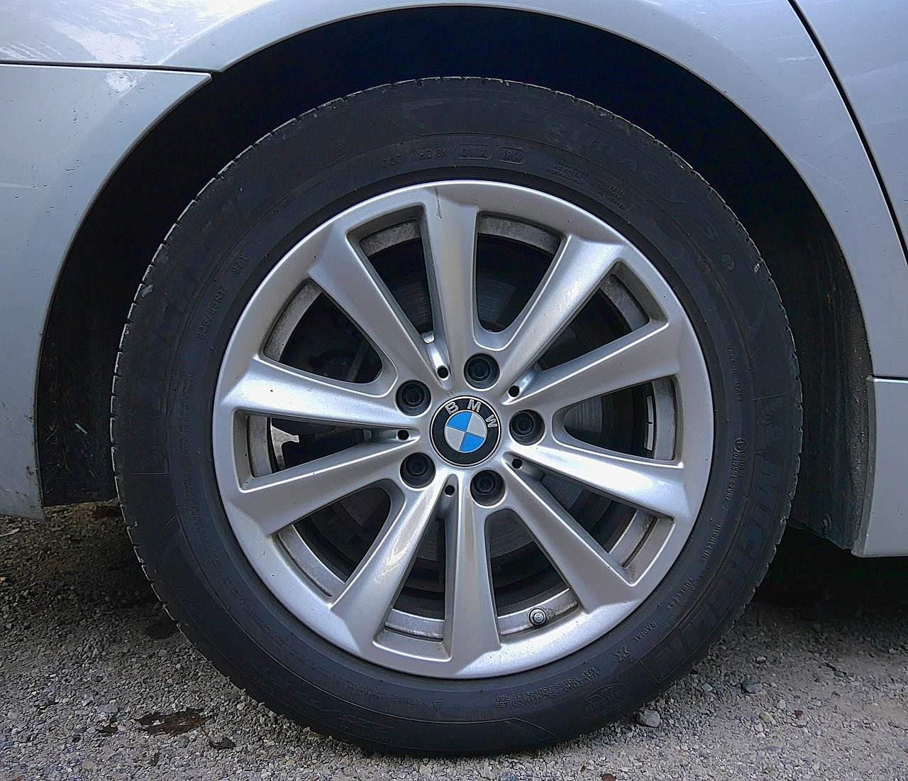 bmw-tires-1782595_1280