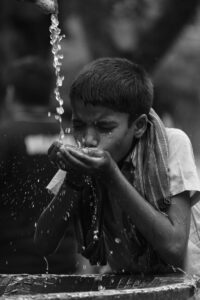 enfant boit de l'eau