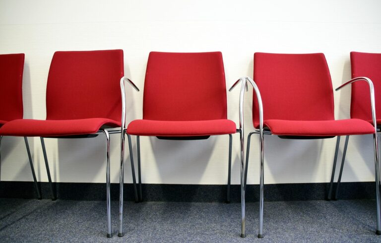chairs-2093368_1280