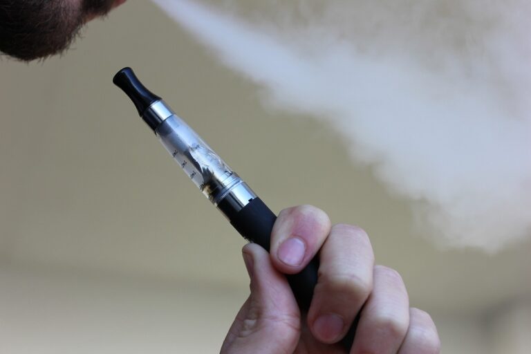 e-cigarette-g78ff0782d_1280