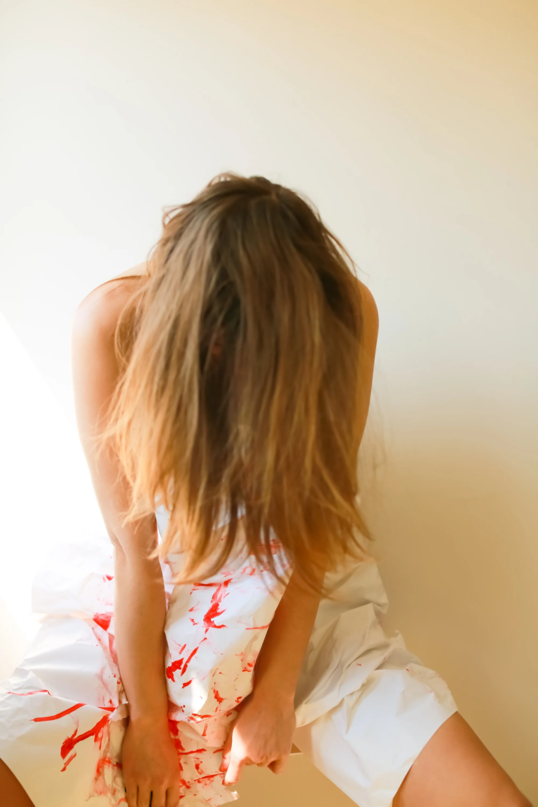 femme souillé par les régles