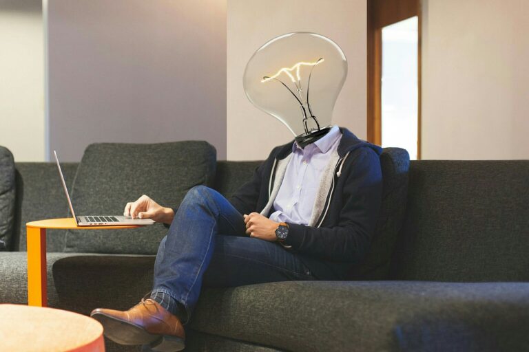 lightbulb-3449671_1280