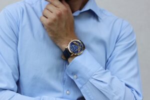 homme chemise montre au poignet