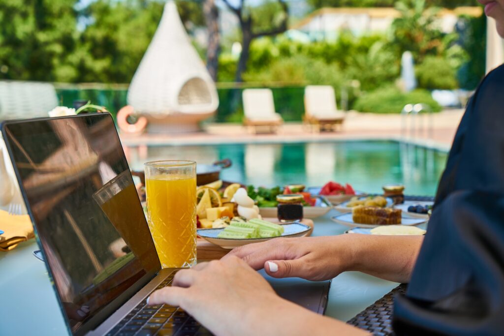 homme travail devant piscine avec ordinateur